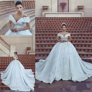 2020 New Hot Elegant Ball Gown Bröllop Klänningar Av Skulder Spets 3D Appliques Blommor Beaded Corset Back Chapel Train Plus Storlek Bröllopklänningar