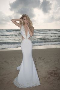 Dany Mizrachi Sexy Mermaid Bröllopsklänningar Deep V Neck Lace Appliques Sequined Satin Bridal Gowns Summer Beach Robes de Mariée Anpassad