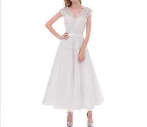 2019 Teelanges Burgunder-Brautjungfernkleid, kurzes V-Ausschnitt-Spitzen-Cocktailkleid mit Flügelärmeln, Applikationen, Abschlusskleider, Partykleid195F