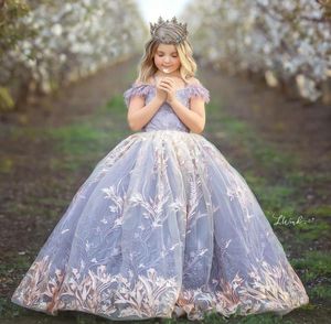 2020 Söt bollklänning Flower Girl Dresses for Wedding Spaghetti Lace Floral Appliqued Girls Pageant Dress Custom Made Barn Födelsedagklänningar