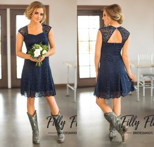 New Short Navy Blue Lace Bridesmaid Dresses Capped Sleeves Knä längd Maid of Honor Gowns Billiga Country Bridesmaid Dress