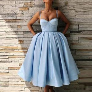 Günstige babyblaue A-Linie-Cocktailkleider, Spaghetti-Träger, Skort, Satin-Abschlussballkleid, Falten, knielang, formelles Kleid, Abendparty-Kleider, Vestidos