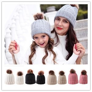 母娘のマッチング帽子2pcsマッチングビーニー親子冬の暖かいかぎ針編みニットビーニーキャップポンポンボール帽子