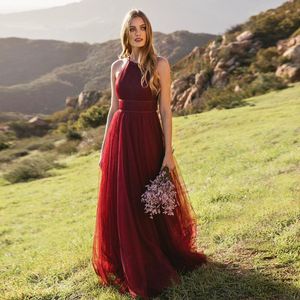 Charmiga Burgundy Pleated Bridesmaid Dresses Halter Neck Empire Waist Bröllop Gästklänning Golvlängd Tulle En linje Maid of Honor Gowns