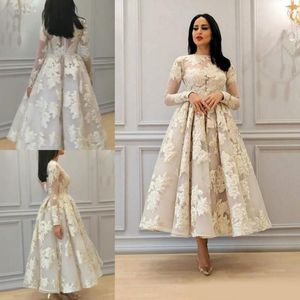 2020 Arabiska Kort Aftonklänningar med långa ärmar Lace Appliques Tea Längd Bröllopsklänning Saudiarabiska Plus Size Party Gowns