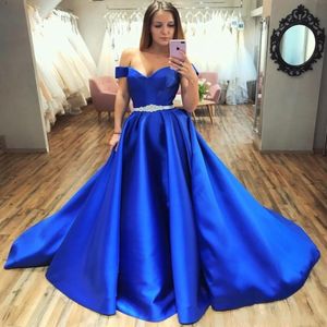 Royal Blue Nya billiga balklänningar med pärlor Sash Off Shoulder Formal Sweep Train Dress Evening Party Gowns Robe Vestidos