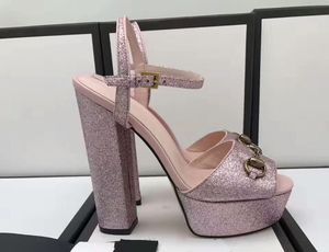 Gorąca sprzedaż - Bling Heels Heels Platform Sandały Kobiety 2019 Marka Letni Runway Metalowe Dekoracje Łańcuchowe Błyszczące Cekiny Fottwear Zapatos Summer Buty C00