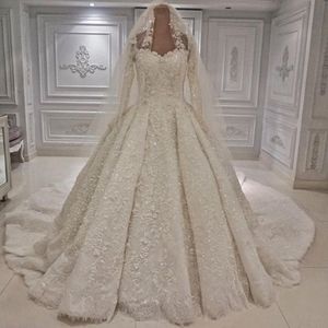 Abiti da sposa in pizzo nuovo stile 2019 Abiti da sposa di lusso in stile arabo Portin maniche lunghe con diamanti lucidi Abiti da sposa con cappella in rilievo a Dubai