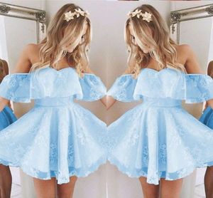 Aqua Blue Lace Appliqued Short Prom Klänningar från axeln Öppna Bak Party Gowns Piping Ruffles Graduation Dress Girls Homecoming Dress