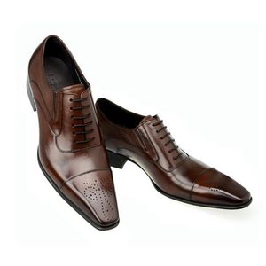 Hot Sale-e Läder Mens Klänning Skor Försäljning Snidad Designer Bröllop Man Oxford Skor Män Flats Black Brown 39-47