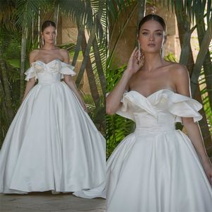 Eleganta bröllopsklänningar off-axel ärmlös ruched satin brudklänning Cascading Ruffles Court Train Custom Made Bridal Dress Cheap