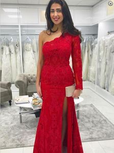 Charmoso Vermelho Vestidos de Baile de Um Ombro Mangas Compridas Rendas Elegantes Vestidos de Noite Lado Dividir Uma Linha Cocktail Party Vestidos Frete Grátis