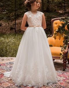 Kwiat Dziewczyna Sukienki Sheer Appliqued Klejnot Rękawy Dziewczynka Wedding Party Dress Sweep Suknie Pociągowe Dla Komunii Z Kokardą