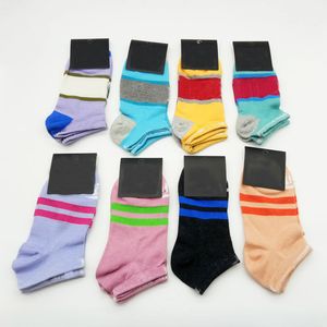 Wielokolorowe modne bawełniane skarpetki sportowe Casual Girl Damskie skarpetki na zewnątrz Cheerleadeade Lady Short Socks z tagami