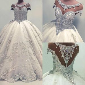 Crystal Ball Dresses Beade Sheer Neck Illusion Back Lace Applique Handgjorda blommor Kapel Cap Sleeves Wedding Clow