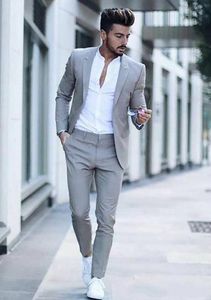 Light Grey Men Wedding Tuxedos Peak Lapel Slim Fit Groom Tuxedos Doskonałe Mężczyźni Blazer 2 szt. Kurtka balowa / kolacja (kurtka + spodnie + krawat) 2535