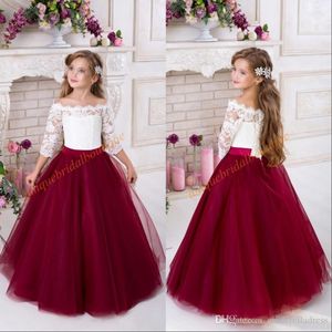 Burgunderrote Blumenmädchenkleider für Hochzeiten 2020, schulterfrei, 3/4 lange Ärmel, bauschiges Tüll-Mädchen-Party-Festzug-Kleid251h