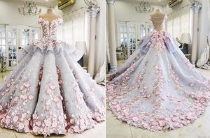 2021 Abiti da ballo di lusso Quinceanera Abiti in pizzo 3D Applicazioni floreali Maniche ad aletta Dolce 16 Sweep Train Sheer Back Puffy Party Prom Abiti da sera