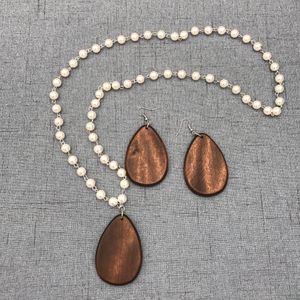 Vendita calda MOQ basso Stock Personalzied Collana rotonda in legno da 5 cm Collana con pendente in legno con monogramma, collana di perle, set di orecchini