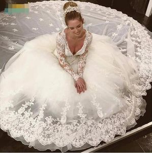 2020 Sexig djup v-hals-poet Långärmad bröllopsklänningar Bollklänningar Royal Train Lace Applique Vestidos de Novia Plus Size Bridal Dress Gowns