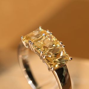 Fashion-Tre Princess Cut Stone Vit Guldpläterad Ringar Smycken Rektangel Kubik Zircon Rings Party Smycken Kvinnor Present