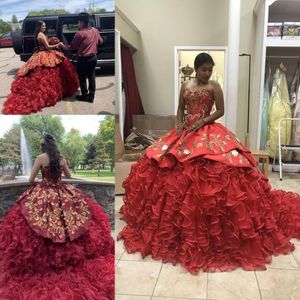 Personalizza Abiti Quinceanera rossi Sweetheart Pizzo ricamato oro Ruffles Gonna a file Sweetheart 16 Abiti da ballo di fine anno