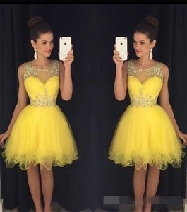 Grön ren Mint Neck Homecoming klänningar Kort pärlor Crystal Tulle Bright Yellow Tail Party -klänningar En linje Graduation Formell slitage