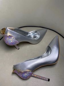 2022新しい女性のドレスの靴の吹き付けのハイヒールのダイヤモンドポンプを尖ったつま先の女性の靴の結婚式Zapatos