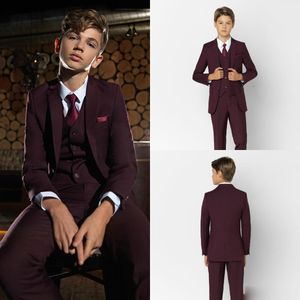 Dark Red Boys tuxedo الفتيان العشاء يناسب الأولاد الدعاوى الرسمية سهرة للأطفال سهرة المناسبة الرسمية الدعاوى للقليل الرجال ثلاث قطع