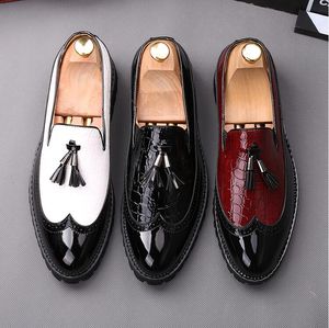 Marca de moda masculina vestido de negócios brogue borlas festa de casamento retro couro preto branco vermelho dedo do pé redondo sapatos oxford s225