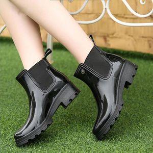 Sıcak Satış-Kadınlar Yağmur Çizmeleri Bayanlar Elastik Bant Katı Ayak Bileği Kauçuk Düz Topuk Su Geçirmez Charm Rainboots 2016 Yeni Moda Tasarım PVC Moda