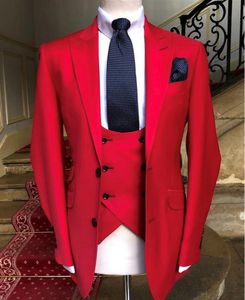 Najnowsze Red Mens Garnitury Slim Fit Three Pieple Groomsmen Smokingi Ślubne Dla Mężczyzn Peaked Lapel Formalny Prom Suit (Kurtka + Spodnie + Kamizelka)