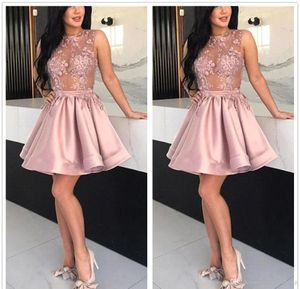 2019 Billiga Cocktailklänning Populär En Line Lace Applique Short Semi Club Wear Homecoming Graduation Party Gown Plus Size Custom Make