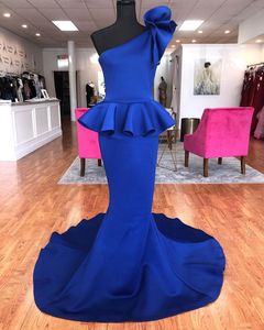 레이디 긴 지퍼로 돌아 가기 민소매 맞춤 제작을위한 Peplum 댄스 파티 드레스 2020 인어 어깨 하나 로얄 블루 새틴 선발 대회 가운