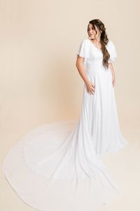 Enkel Ivory A-Line Modest Bröllopsklänningar Chiffon Flutter Ärmar V Neck Knappar Tillbaka Chiffong Belt Sommar LDS Brudklänningar Ärmade Custom