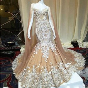 Luxuriöses Champagner-Meerjungfrau-Hochzeitskleid mit Herzausschnitt, Brautkleider, Spitzenapplikationen, Rüschen unten, Abschlussballkleider, Stufenröcke, Brautkleider