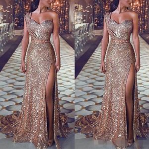 2020 Sparkly Rose Gold paljetter Aftonklänningar Mantel en axel veck Ruched Crystal Pärled Side Slit Prom Party Clow Custom M282W
