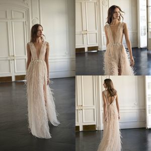 Eisen Stein A Line Wedding Dresses 2020 Deep V Neck Bohemian Bridal Wedding Clowns Feathers Side Split Backless Robes de Mari￩e