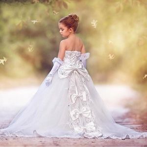 王女の白い花の女の子のドレス注文の滑走路のファッションページェントのガウン弓レースビーズ美しさの贅沢な子供の結婚披露宴のドレス