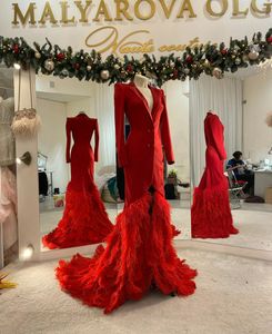 Красный сексуальный V-образным вырезом вечерние платья элегантный длинный рукав перо Привет-Ло формальное вечернее платье Атлас развертки поезд на заказ платье выпускного вечера дешевые
