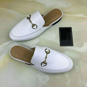 Consegna gratuita di scarpe di design di alta qualità pantofole in pelle da uomo e da donna con punta anteriore cucita moda scarpe da donna casual con catena piatta in metallo per interni A