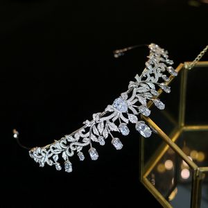 Neue modische Prinzessin Zirkon Tiaras Süße 16 Mädchen Einfache Hochzeit Haarschmuck Frauen Brautkronen Kristalle Tiaras237c