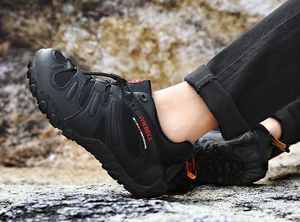 カジュアルな男性の通気性の男性の屋外の登山の靴の滑り止めのハイキングシューズ耐摩耗性ヤグダ焼田ローカルオンラインストア