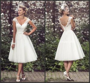 Sommer 2019 Neue kurze Brautkleider A-Linie knielang Tüll V-Ausschnitt Flügelärmeln Perlen Vintage Garten Strand Hochzeit Spitze Brautkleider 1120