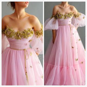 2020 Różowy koronki Zroszony Suknie Wieczorowe Off The Ramię A-Line Tulle Prom Dresses Tanie Seksowne Suknie Party Druhna Vestido
