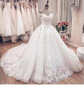 Dubai árabe Lace Bola Vestidos Vestido de casamento de luxo fora do ombro Beads apliques vestido de noiva vestidos de noiva com renda acima para trás CPH095