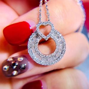 Handgjorda högkvalitativa smycken Sterling Sier Full Princess Cut White Topaz Circle Heart Pendant Women Cleavicle Necklace Gift