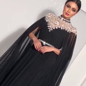 2022 Luxo Marroquino Árabe Dubai Cristais Prom Vestidos Chiffon Formal Evening Party Vestidos Uma Linha Cape Mangas Alto Neck Frisado Mulheres Preto Especial Ocasião Vestido