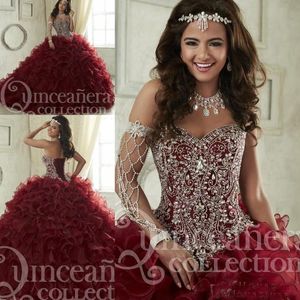 Ny Maroon Quinceanera Klänningar Sweep Train Tiered Cascading Ruffles Pagant Gown Luxury Crystal Corset Sweet 16 Masquerad Party Dress