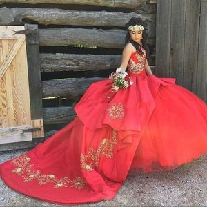 Lyxig guldbroderi quinceanera klänningar blygsam 2020 med tåg strapless tiered kjol boll klänning söt 16 klänning prom examen lång